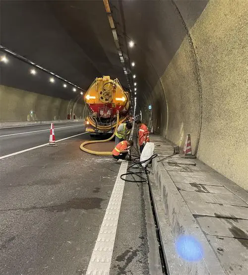 良庆隧道排水渠清淤